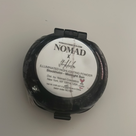 4/$25 Nomad illuminated highlighting powder - Picture 4 of 4